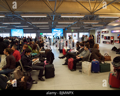 viele Menschen warten in der Abflughalle am Flughafen Ciampino in der Nähe von Rom, Italien Stockfoto