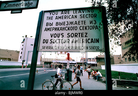 (Ehemaliger Osten) Berlin, Deutschland, Jugendliche, die in der Nähe von Vintage Sign wandern, amerikanischer Sektor, Stockfoto