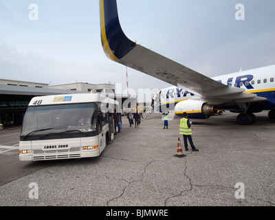 Ryanair-Flugzeug am Flughafen Ciampino verlassen Touristen in der Nähe von Rom, Italien Stockfoto