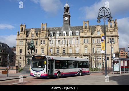 Eine erste Gruppe Bus, Stadtplatz, Leeds, West Yorkshire, England, U.K Stockfoto