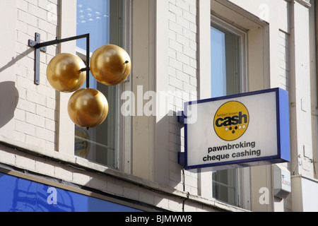 Ein Pfandleiher Zeichen in einer Stadt, U.K. Stockfoto