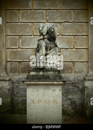 Antike römische Statue mit SPQR Inschrift Senatus Populus Que Romanum der Senat und das Volk von Rom. Stockfoto