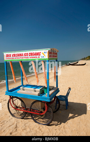 Indien, Kerala, Vypeen Island, Cherai Beach Eiswagen wartet auf Kunden Stockfoto