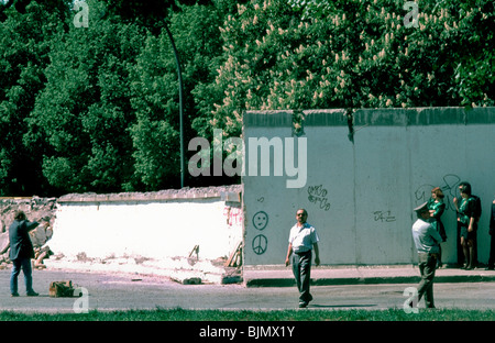 Berlin, Deutschland, Gruppenmenschen, draußen, Hochzeitsfotograf an der Berliner Mauer, historische Vintage-Fotos, DDR-Grenzschutz, alter Fotograf Stockfoto