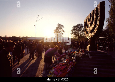 Blumen Verlegung am Menorah Denkmal bei Babi Jar auf den 50. Jahrestag der Nazi-Massaker an 33.771 Juden 1941 Stockfoto