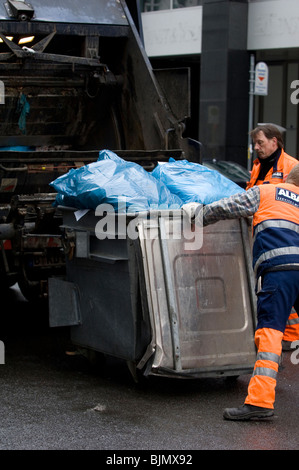 Müllmänner laden Müll in LKW-Berlin-City Deutschland Europa Stockfoto