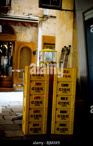 Kisten von Cisk Bier in Malta Stockfoto