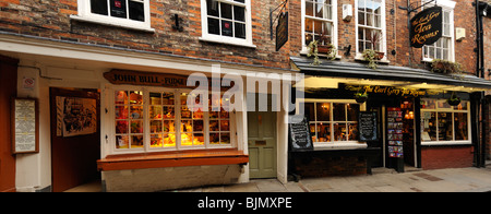 YORK, Großbritannien - 13. MÄRZ 2010: Panoramablick auf Teeräume und Shamble in the Shamble Stockfoto