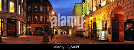 YORK, Großbritannien - 13. MÄRZ 2010: Panoramablick auf St. Helen's Square und Coney Street bei Nacht Stockfoto