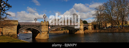 YORK, Großbritannien - 13. MÄRZ 2010: Panoramablick auf die Lendal Bridge über den Fluss Ouse Stockfoto