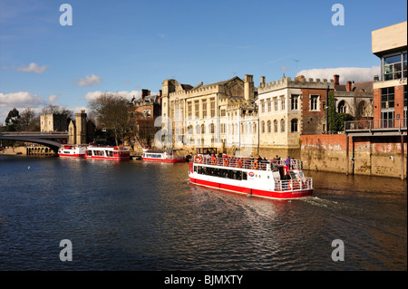 YORK, Großbritannien - 13. MÄRZ 2010: Yorkboat Cruise Boat on River Ouse in York Stockfoto