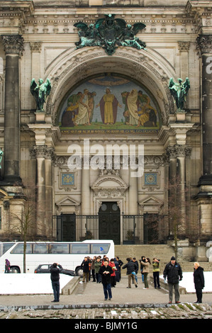 Touristen vor dem Eingang der Berliner Dom Berlin Deutschland Stockfoto