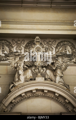 Architektonisches Detail der Engel beten am Eingang der Berliner Dom Berlin Deutschland Stockfoto