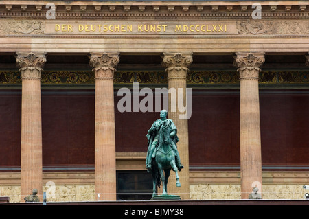 Statue eines Mannes auf einem Pferd vor der alten Nationalgalerie Museum island Berlin Deutschland Stockfoto