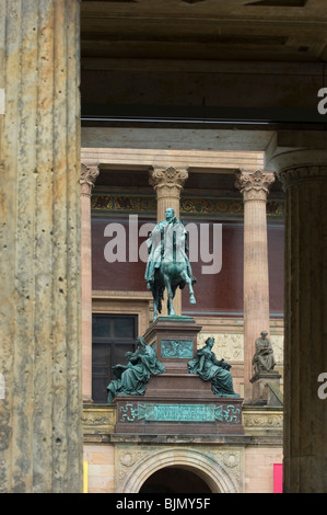 Statue eines Mannes auf einem Pferd vor der alten Nationalgalerie Museum island Berlin Deutschland Stockfoto