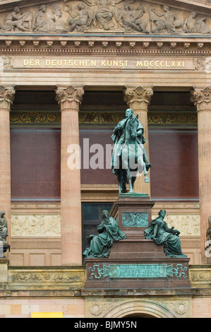 Statue eines Mannes auf einem Pferd vor der alten Nationalgalerie Museum island Berlin Deutschland Stockfoto