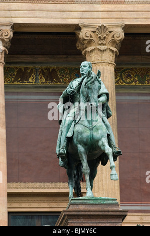 Statue eines Mannes auf einem Pferd vor der alten Nationalgalerie Museum island Berlin Deutschland Stockfoto