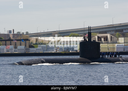 Ein Navy Los Angeles Klasse schnellen Angriff u-Boot-Köpfe zum Meer in der Thames River, Connecticut Stockfoto