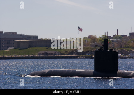 Ein Navy Los Angeles schnellen Angriff u-Boot Klasse leitet südlich der Themse vorbei Fort Trumbull in New London, Connecticut Stockfoto