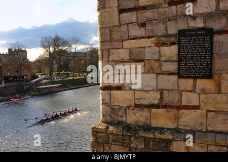 YORK, Großbritannien - 13. MÄRZ 2010: Racing Boat Passing Lendal Tower on River Ouse in York Stockfoto