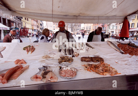 Venedig, März 2008 - Meeresfrüchte für den Verkauf auf Campo San Polo, der zweitgrößte öffentliche Platz in Venedig Stockfoto