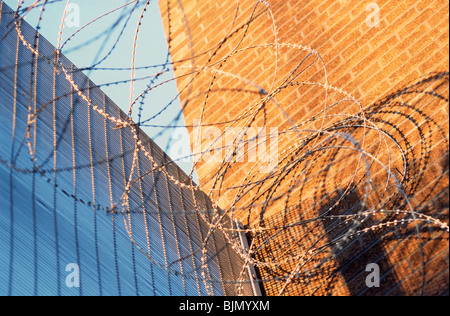 Stacheldraht auf einem Perimeter-Draht-Zaun, HM Prison Cardiff, Wales, UK. Stockfoto
