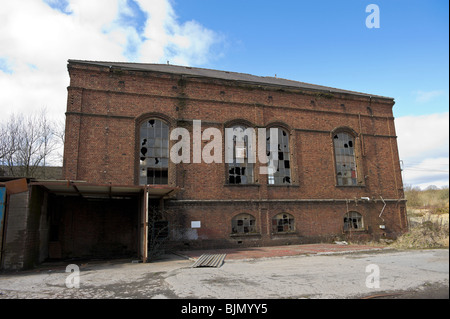 Verfallene Maschinenhaus ein Denkmalgeschütztes Gebäude in der ehemaligen britischen Eisenhütte Zeche Talywain Torfaen South Wales UK Stockfoto