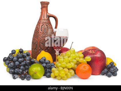 Großes Stilleben - eine Ton-Flasche, Glas und Früchte, isoliert auf weißem Hintergrund Stockfoto