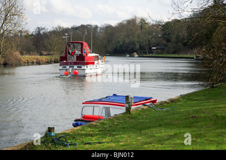 Luxus-Cruiser auf Fluß Yare am Wald Ende, Bramerton, Norfolk, Großbritannien. Stockfoto