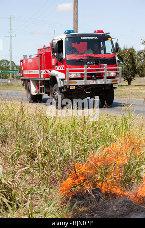 CFA Feuerwehrleute bekämpfen Brandfall am Straßenrand in der Nähe von Shepperton, Victoria, Australien. Stockfoto