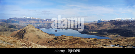 Borrowdale Derwent Water und Keswick von Maiden Moor mit Spitzenwerten von Skiddaw Blentcathra oder Saddleback und Lakelandpoeten Stockfoto