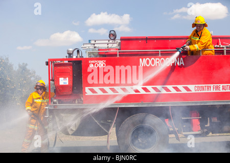 CFA Feuerwehrleute bekämpfen Brandfall am Straßenrand in der Nähe von Shepperton, Victoria, Australien. Stockfoto