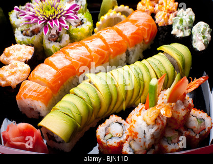 Japanische Sushi-Rollen. Ansicht von oben. Stockfoto