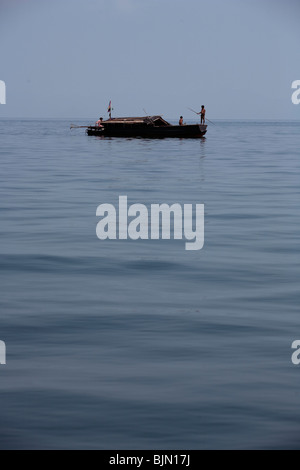 Myanmar-Seezigeuner, die nomadische Jäger und Sammler der Süd-Ost Asien harpunieren auf traditionelle Weise, von einem Boot-Bug. Stockfoto