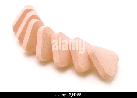 dreieckige Form Vitamintabletten auf weißem Hintergrund angeordnet Stockfoto