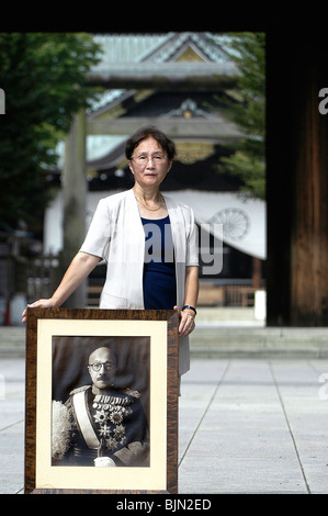 Yuko Tojo, Enkelin von Japans während des Krieges führend, Hideki Tojo, posiert mit einem Foto ihres Großvaters vor Yaskuni Heiligtum Stockfoto