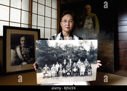 Yuko Tojo, Enkelin von Japans während des Krieges Führer, General Hideki Tojo, posiert mit ein Familienfoto in ihrem Haus in Tokio Stockfoto