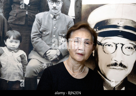 Yuko Tojo, Enkelin von Japans während des Krieges Führer, General Hideki Tojo, posiert mit einem Foto ihres Großvaters Stockfoto