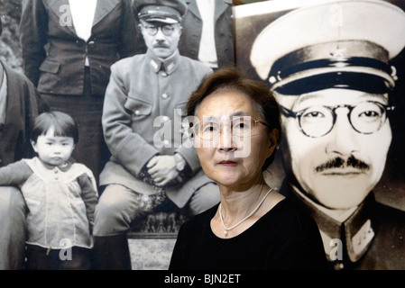 Yuko Tojo, Enkelin von Japans während des Krieges Führer, General Hideki Tojo, posiert vor Familienfoto in Tokio Stockfoto