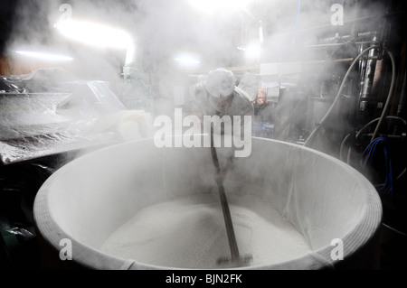 Eine Brauerei Mitarbeiter Hand mischt dampfenden Reis an einer Sake-Brauerei in Kyoto Stockfoto