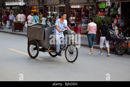 Mann auf Dreirad-Transporter in der Altstadt von Shanghai, China Stockfoto