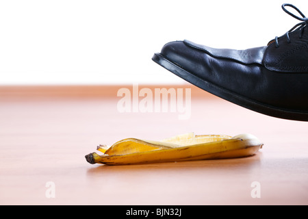 Verstärkung auf der Bananenschale auf Holzboden Stockfoto