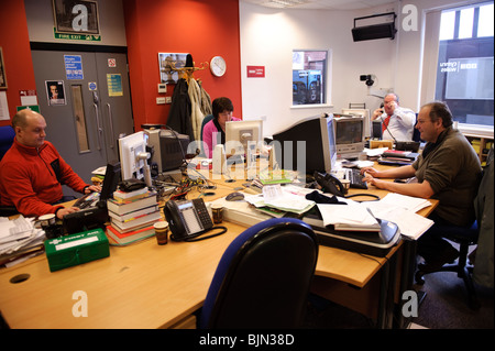 Journalisten in der BBC Radio Wales / Cymru Online-Redaktion Büro und Atelier, Aberystwyth Wales UK Stockfoto