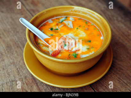 Schüssel mit würzigen Thai Tom Yum Soup Stockfoto