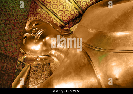 Liegenden goldenen Buddha im Wat Pho, Bangkok Stockfoto