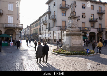 Piemont, Italien, eine Straßenszene Borgomaneros Innenstadt verwandelte sich in eine Samstag-Mall Stockfoto