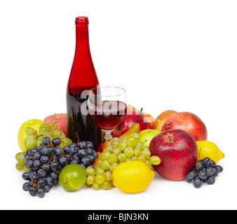 Still-Leben - eine Flasche Rotwein, Glas und Obst isoliert auf weiss Stockfoto