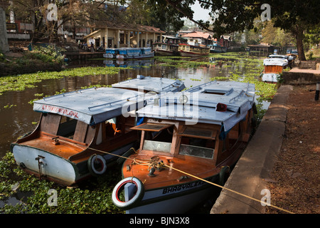 Indien, Kerala, Alappuzha, (Alleppey)-Nord-Kanals, kleinen Rückstau touristischen Boote in der Nähe von großen Bootsanleger Stockfoto