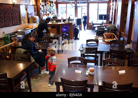 Evin Cafe - eine türkische kurdische Café befindet sich in Dalston Stadtteil von London Stockfoto