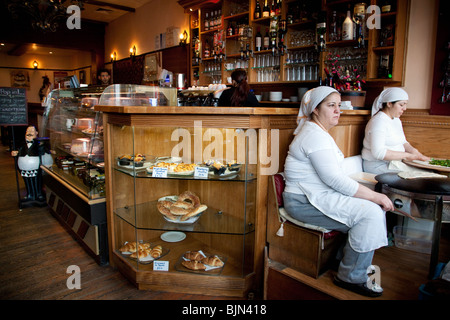 Türkische Frauen bereiten Sie Gözleme im Evin Cafe - eine türkische kurdische Café befindet sich in Dalston Stadtteil von London Stockfoto